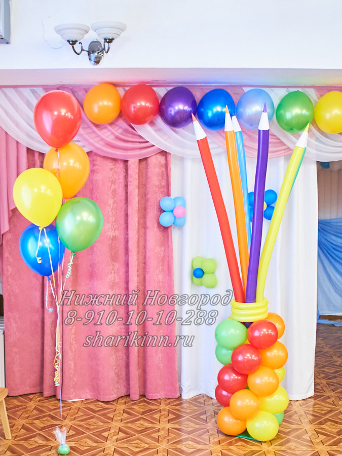 Пенал с карандашами разных цветов и фонтан из воздушных шаров детский сад березка ШарикиНН